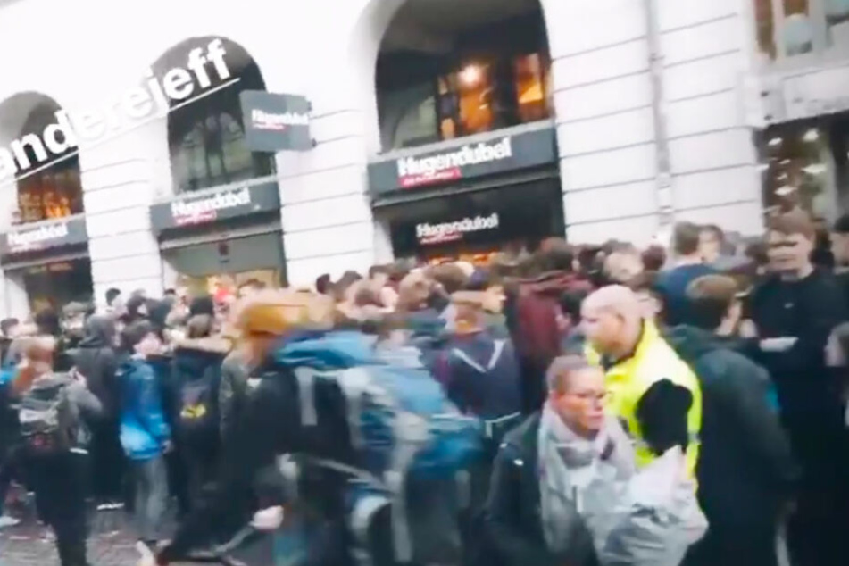 Vor der Buchhandlung in Lübeck warteten Tausende Fans auf den YouTuber.