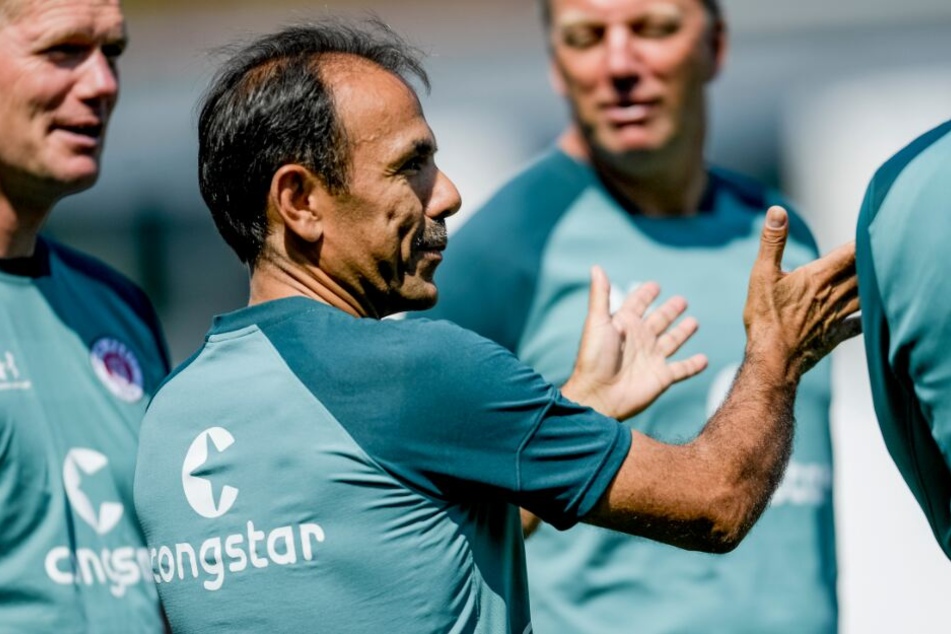 Trainer Jos Luhukay bittet zur ersten Einheit der Rückrunde.