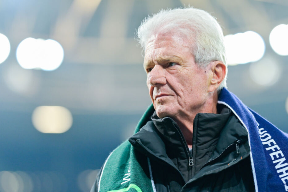 Hoffenheims Mäzen Dietmar Hopp steht vor einem Spiel im Stadion im Januar.