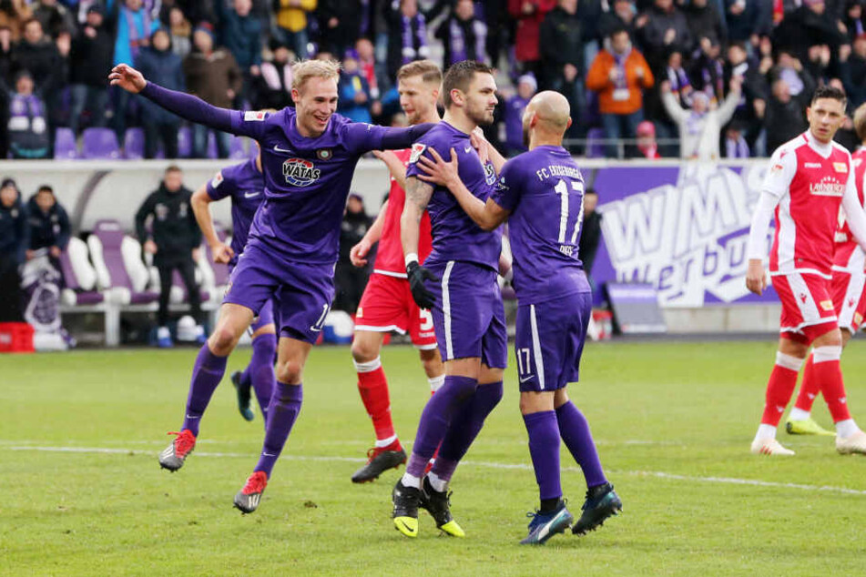 Pascal Testroet trifft per Handelfmeter zum 2:0 und jubelt mit Florian Krüger (l.) und Philipp Riese (r.).