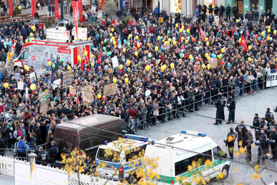 Ein massives Polizeiaufgebot trennte AfD-Anhänger und Gegendemonstranten auf dem Neuen Markt in Rostock.