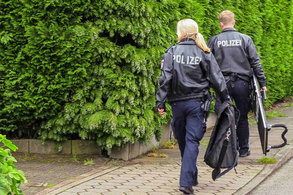 Polizeibeamte am Einsatzort in Hamburg-Hausbruch.