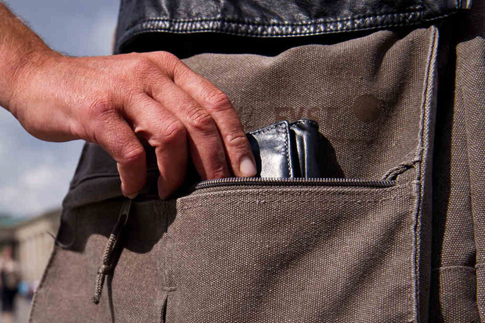 Im Johannapark raubten zwei Unbekannte einer 80-Jährigen ihre Handtasche. In Connewitz klauten Diebe die Geldbörse einer 28-Jährigen (Symbolbild).