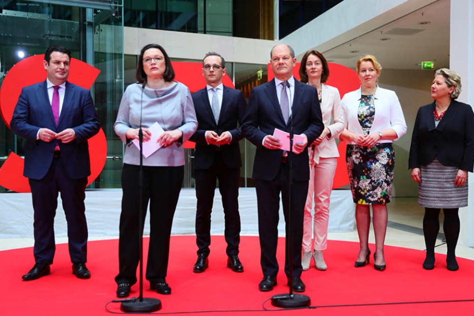 SPD-Chefin Andrea Nahles (2. v. li.) mit der neuen Ministerriege der Sozialdemokraten.