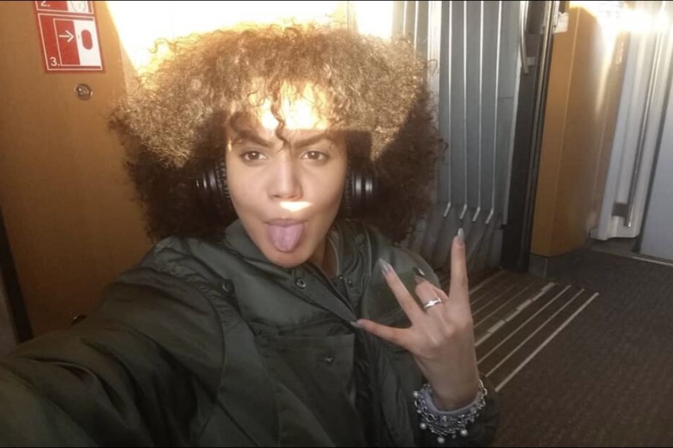 Jasmin "Joy" (18) war bis jetzt in jeder GNTM-Folge Gesprächsthema. Mal passte sie nicht auf, mal war ihre Leistung schlecht, oftmals zofft sie sich aber einfach mit den anderen Meeedchen.