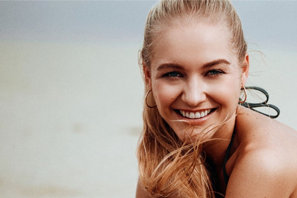 Bachelor-Kandidatin Svenja aus Mörfelden-Walldorf in Hessen lächelt in die Kamera.