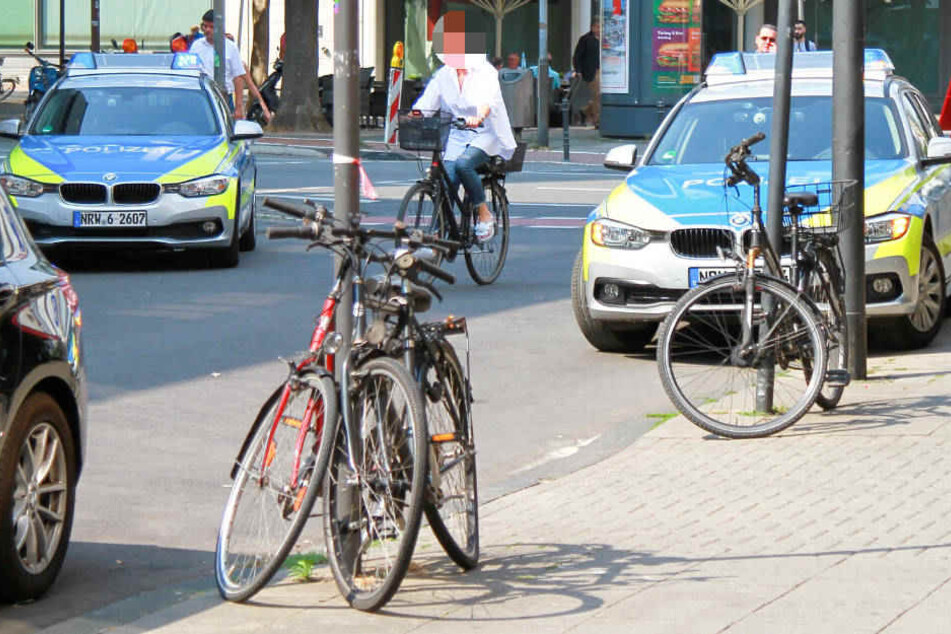 Während die Verdächtigen flüchteten, war der Verletzte auf die Straße gelaufen und hatte Passanten um Hilfe gebeten, die darauf die Polizei verständigten.
