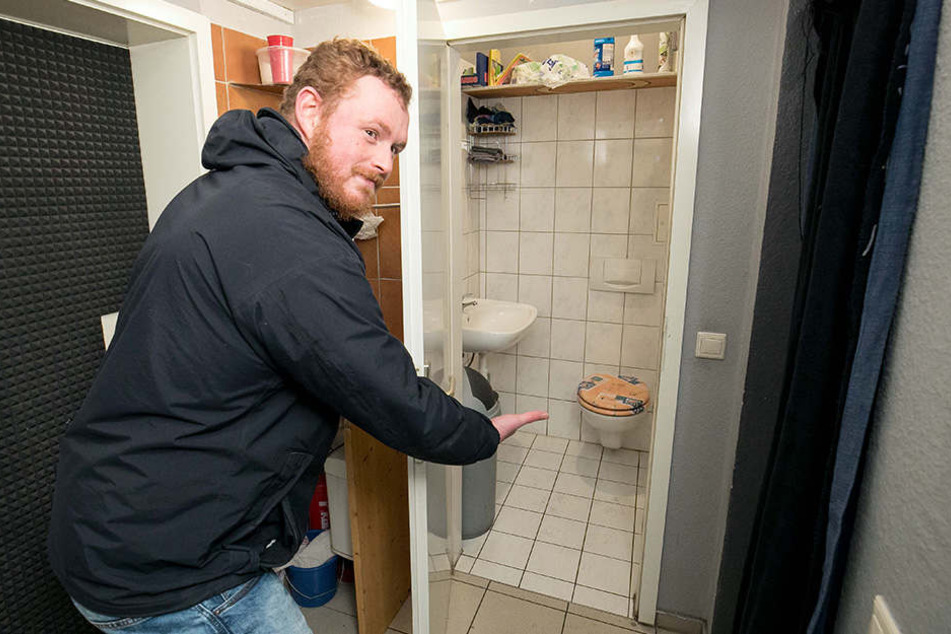 Nach ein paar Drinks ist Robert (27) froh über das "nette" Laden-Klo, das auch Nicht-Kunden auf die Schüssel lässt.