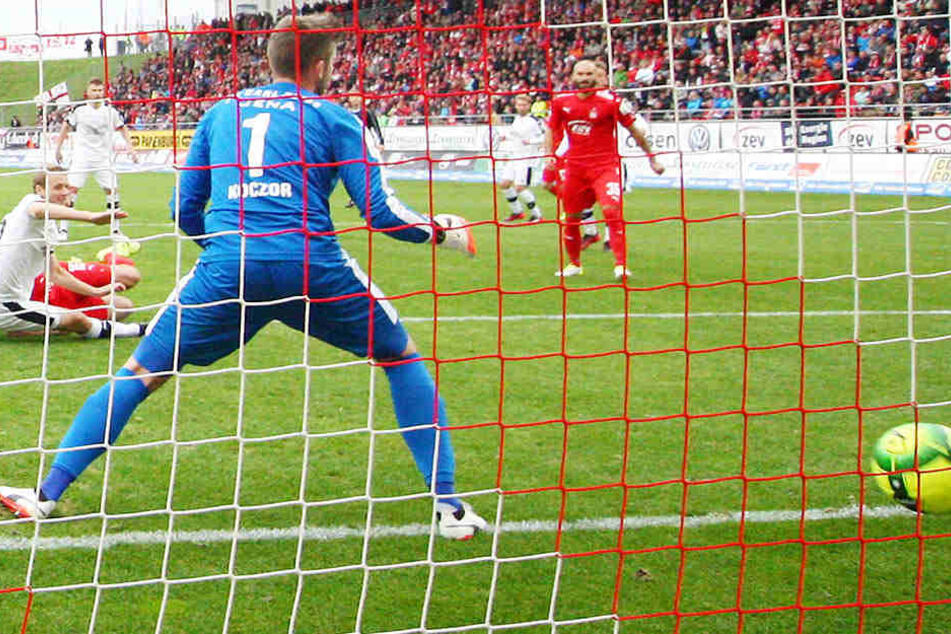 Nach dem 2:1-Siegtor von Ronny König gegen den FC Carl Zeiss Jena zappelte der Ball im Netz.