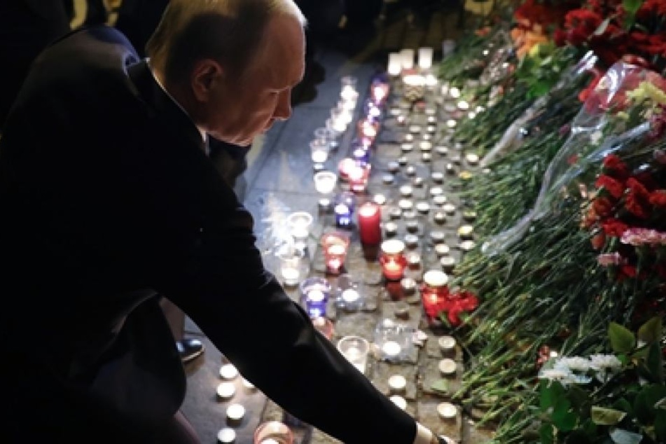 Der russische Präsident Wladimir Putin legt in St. Petersburg einen Strauß Blumen in der Nähe des Bombenanschlags ab.
