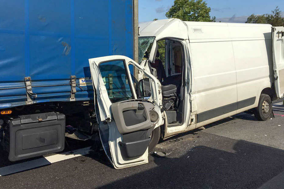 Der Transporter krachte auf den Lkw.
