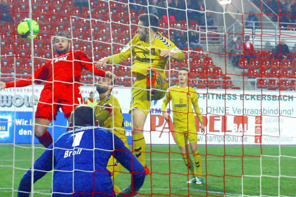 Trotz Rückenlage köpft Fabian Eisele (l.) zum 2:0 gegen Großaspach ein.