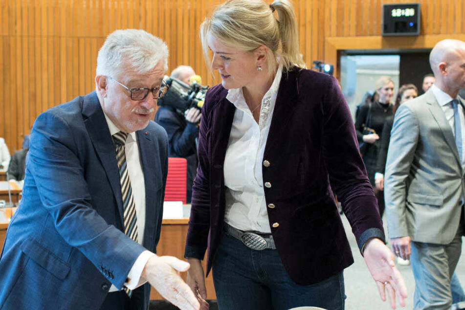 Hans-Willi Körfges (SPD, l) begrüßt Christina Schulze Föcking vor ihrer Zeugenaussage vor dem Untersuchungsausschuss des Landtages.