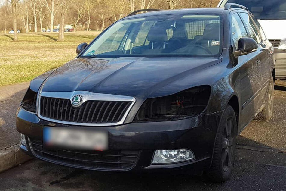 Auch dieser Octavia wurde im Bereich Roter Berg um seine Scheinwerfer erleichtert.