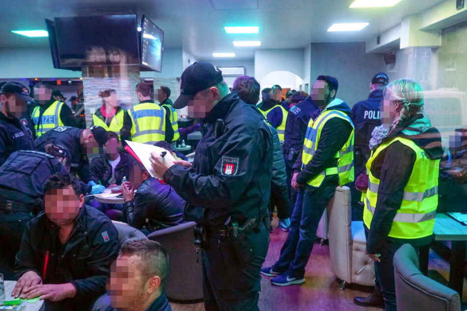 Die Polizei nahm von allen Anwesenden die Personalien auf.