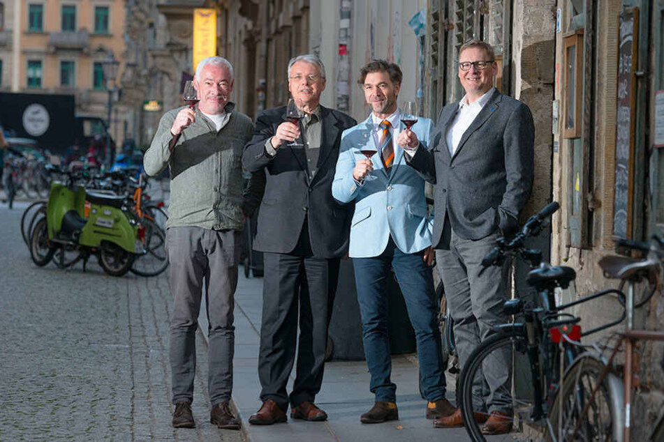 Stoßen mit Weinen aus der Heimat auf die „BW classic“ an (v.l.): Ralf Hiener,
Bernd Kastler, Clemens Lutz und Joachim Breuninger.
