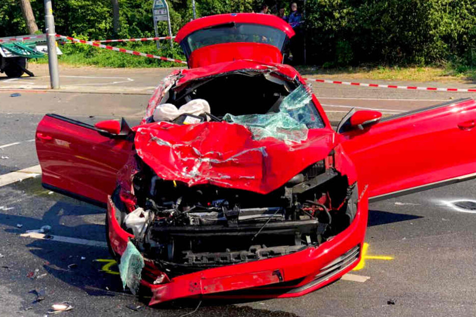 Der Fahrer wurde schwer, sein Beifahrer lebensgefährlich verletzt.