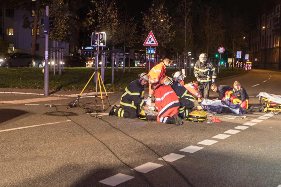 Kreuzungs-Crash! Schwerer Motorrad-Unfall in Hamburg