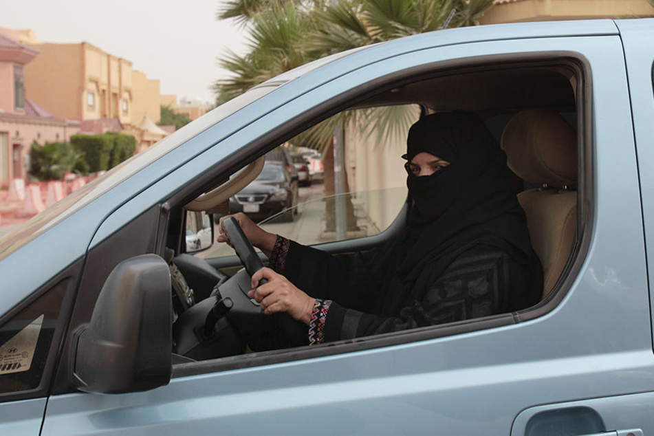 Das islamisch-konservative Saudi-Arabien will Frauen in Zukunft das Autofahren erlauben.