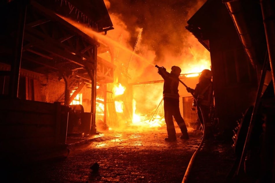 Die Feuerwehr ließ das Gebäude kontrolliert abbrennen. (Symbolfoto)