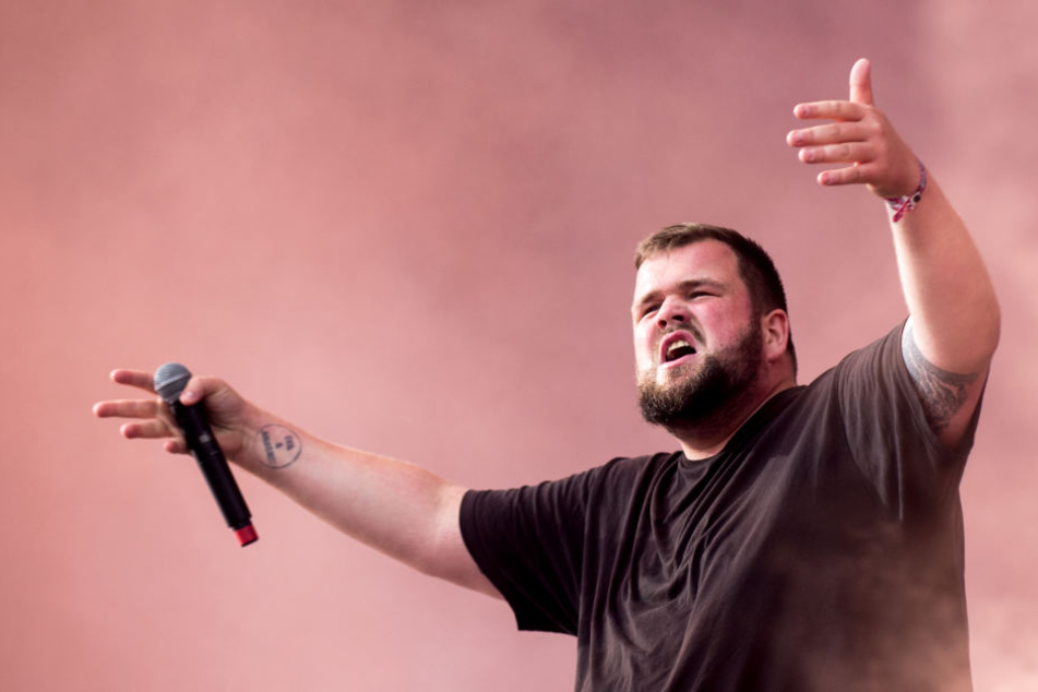 Frontmann Jan "Monchi" Gorkow (31) und seine Bandkollegen von "Feine Sahne Fischfilet" verschenken an 20 Jungs und Mädchen Tickets für ihr Dessau-Konzert.
