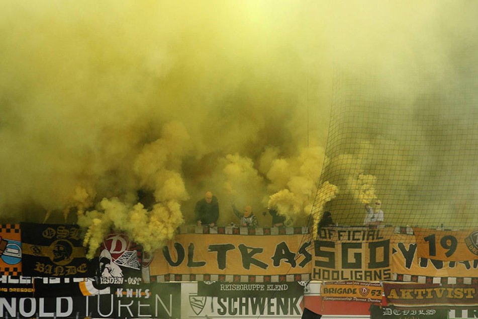 Zur Beginn der zweiten Halbzeit zündeten die mitgereisten Dynamo-Fans Pyro.