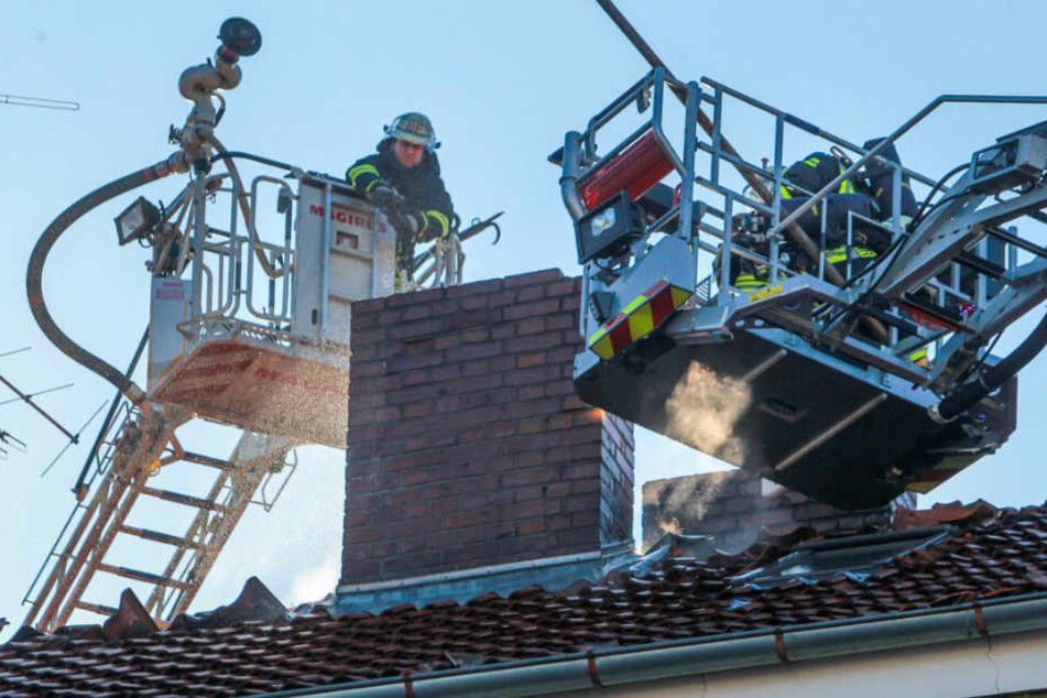 Von zwei Drehleitern aus wurde das Feuer gelöscht.