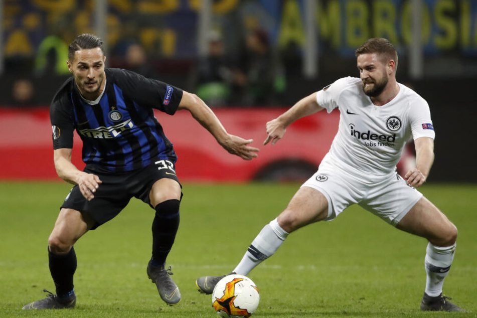 Marc Stendera und Mailands Danilo D'Ambrosio kämpfen am 14.03.2019 im Achtelfinale der Europa League um den Ball.