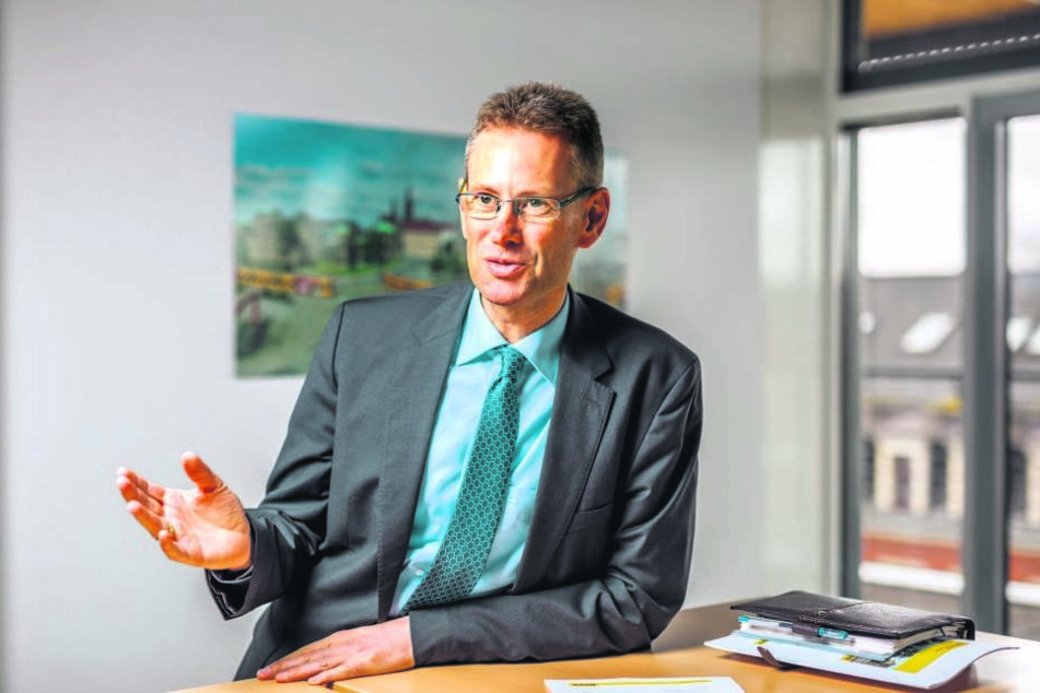 Lässt sich in die (Fahr-)Karten schauen: DVB-Vorstand Andreas Hemmersbach (50).