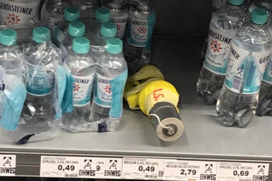 Makabrer Scherz: Diese Bomben-Attrappe wurde am Samstag in einem Supermarkt in Bad Dürrenberg entdeckt.