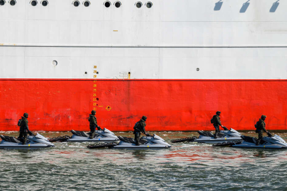 Mit Jetskiern fuhren die Einsatzkräfte das gekaperte Schiff an.