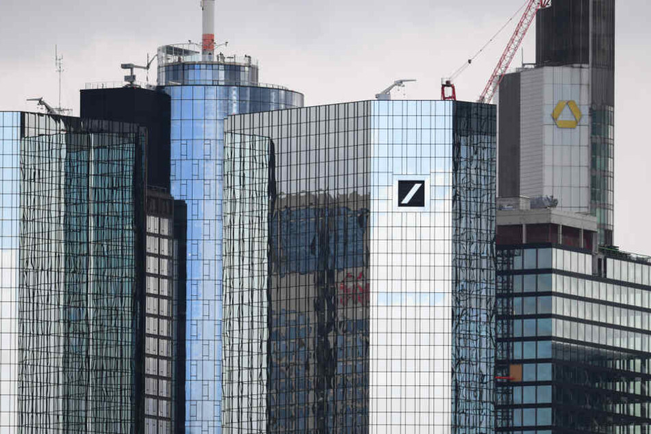 Zu sehen: Vorne rechts die Türme der Deutschen Bank, dahinter der Commerzbank Tower.