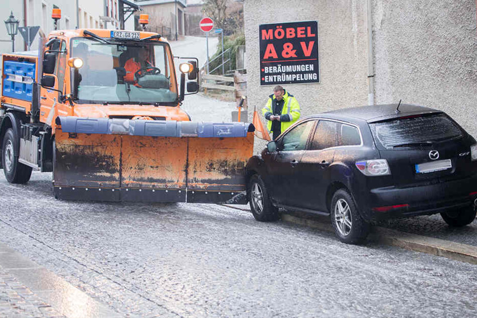In Annaberg-Buchholz rutschte ein Winterdienst-Fahrzeug in einen Mazda.