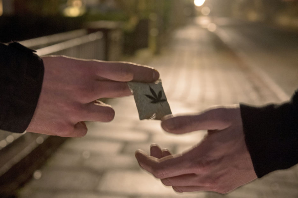 Eine junge Frau hatte den 45-Jährigen dabei beobachtet, wie er Drogen vertickte (Symbolbild).