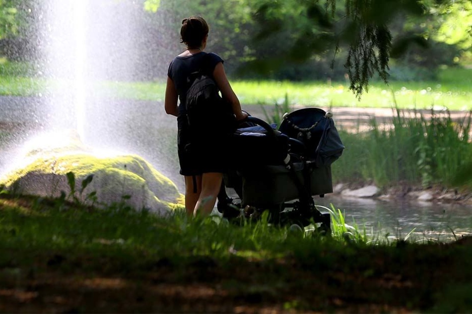 Eine junge Frau wurde in einem Park in Pforzheim mit mehreren Messerstichen verletzt, der unbekannte Täter ist noch auf der Flucht. (Symbolbild)