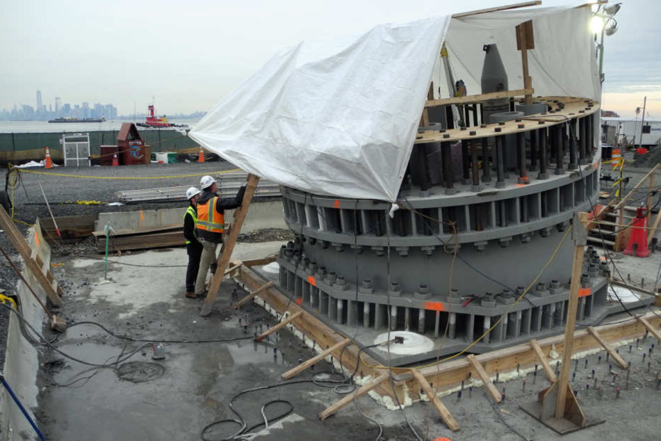 Bauarbeiter arbeiten an einem Sockel für das Riesenrad "New York Wheel", das im Jahr 2018 in Betrieb gehen sollte.