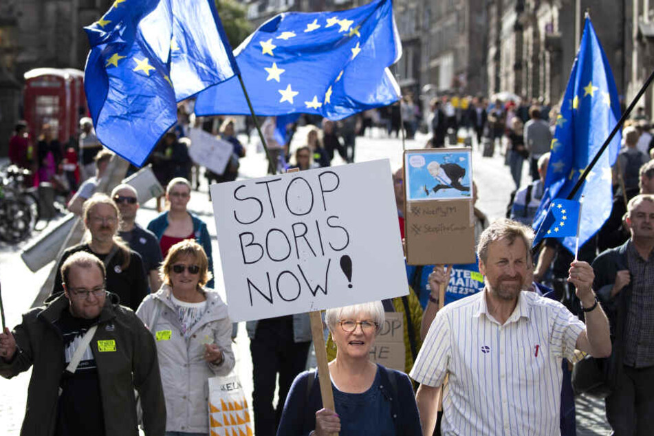 Schottische Bürger demonstrieren für einen Verbleib in Europa und gegen Boris Johnson.