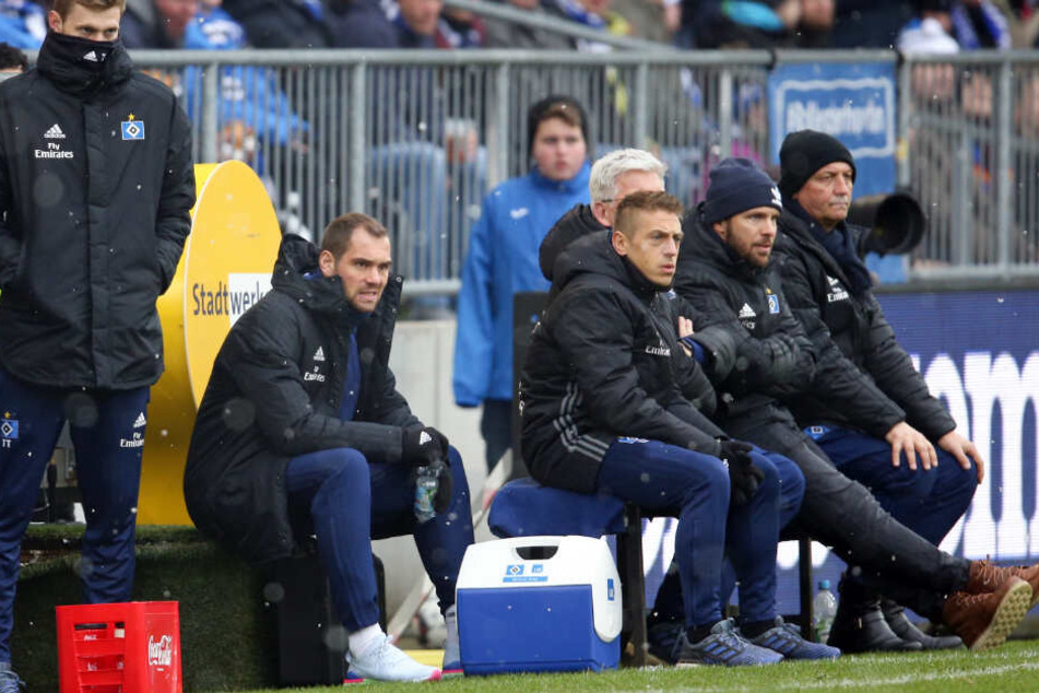 Pierre-Michel Lasogga (Zweiter von links) schaut sich, wie schon gegen Bielefeld, das Pokalspiel von außen an.