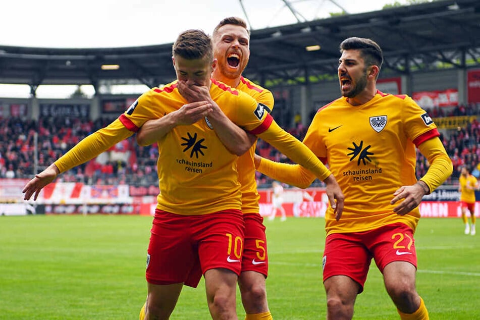 Martin Kobylanski (l.) war in der abgelaufenen Saison einer der besten Mittelfeldspieler der 3. Liga und wird in der kommenden Spielzeit für Eintracht Braunschweig kicken.