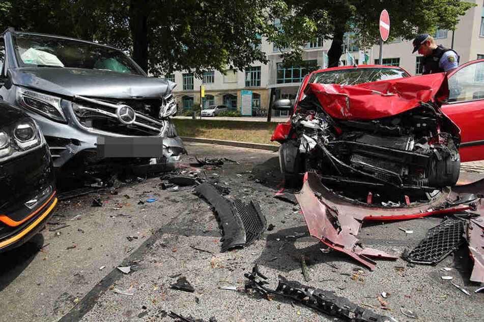 EIn Hyundai und ein Mercedes kollidierten auf der Bertolt-Brecht-Allee miteinander.