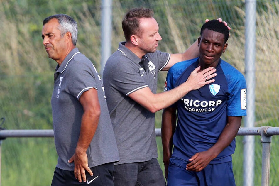 Jordi Osei-Tutu (r.) musste von Trainer Robin Dutt (l.) und Manager Sebastian Schindzielorz (M.) getröstet werden.
