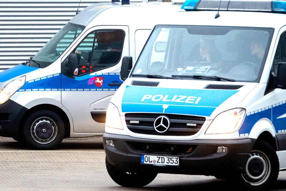 Zwei Polizisten retteten eine 60-jährige Frau aus ihrer brennenden Wohnung.