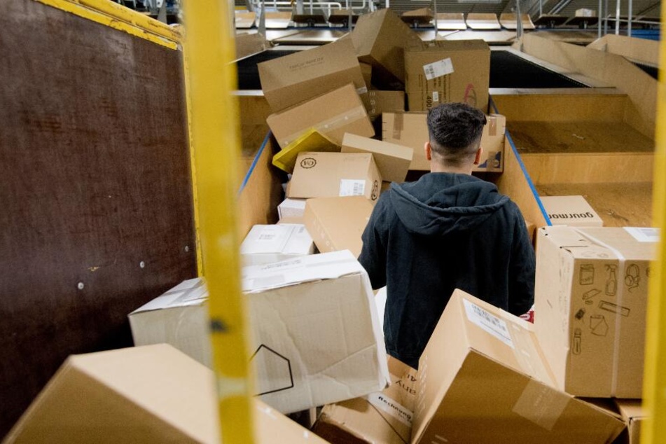 Die Täter selbst sollen bei der Post beschäftigt gewesen sein. (Symbolbild)