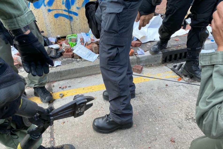 Ein Polizist wurde mit einem Pfeil in die Wade getroffen.