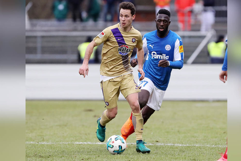 Clemens Fandrich (l.) im Spiel bei Holstein Kiel vor Kingsley Schindler am Ball.