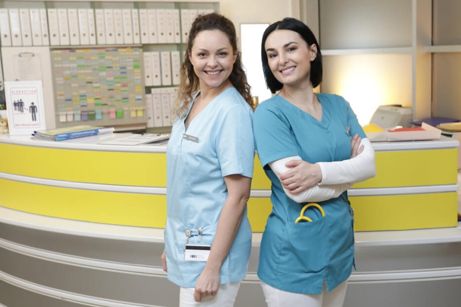 Die Schauspielerinnen Ines Quermann (l) und Mimi Fiedler lassen sich bei Dreharbeiten zur RTL-Medical-Serie "Nachtschwestern" fotografieren.