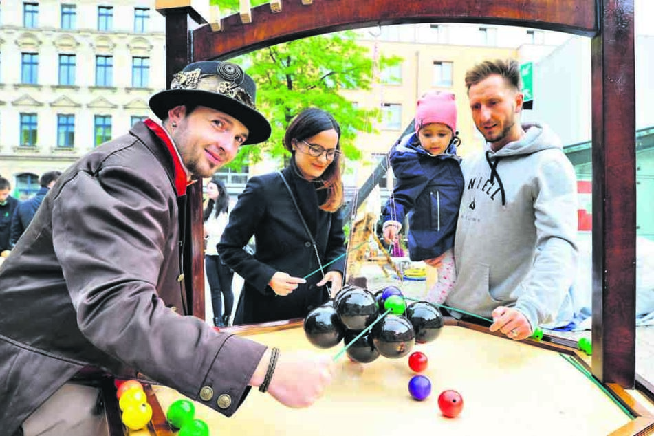 Christian Mädler (34) alias „Hanz Dampf“ versucht sich hier mit Besuchern an
einem historischen Holzspiel.