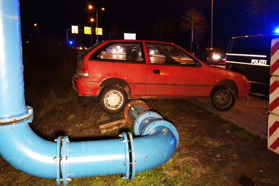 Das Auto hing an der Rohranlage fest.