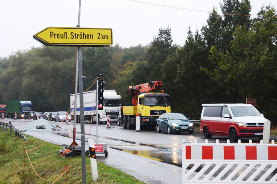 Regelmäßig kommt es zu enormer Staubildung an der Baustelle auf der B 239 bei Rahden.