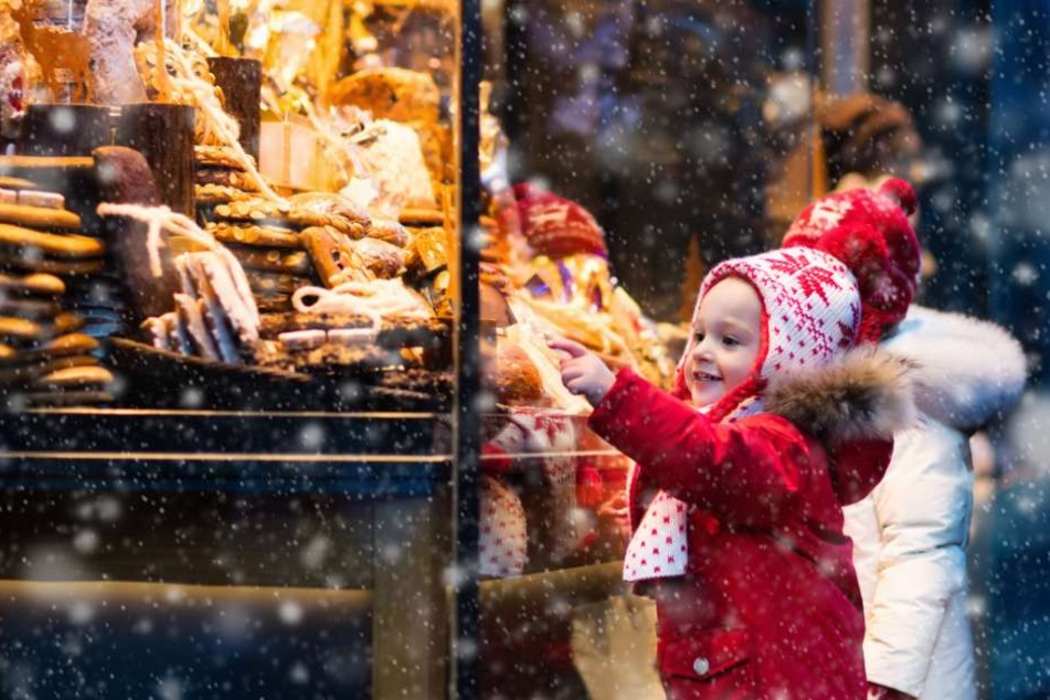 Begeisterte Kinderaugen findet man auch auf den Weihnachtsmärkten in OWL. (Symbolbild)